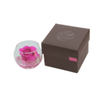 Flowercube Boccia Fucsia Fondo Effetto Pietra 8 cm con rosa stabilizzata fucsia e base naturale, ideale per decorazioni vivaci e moderne.